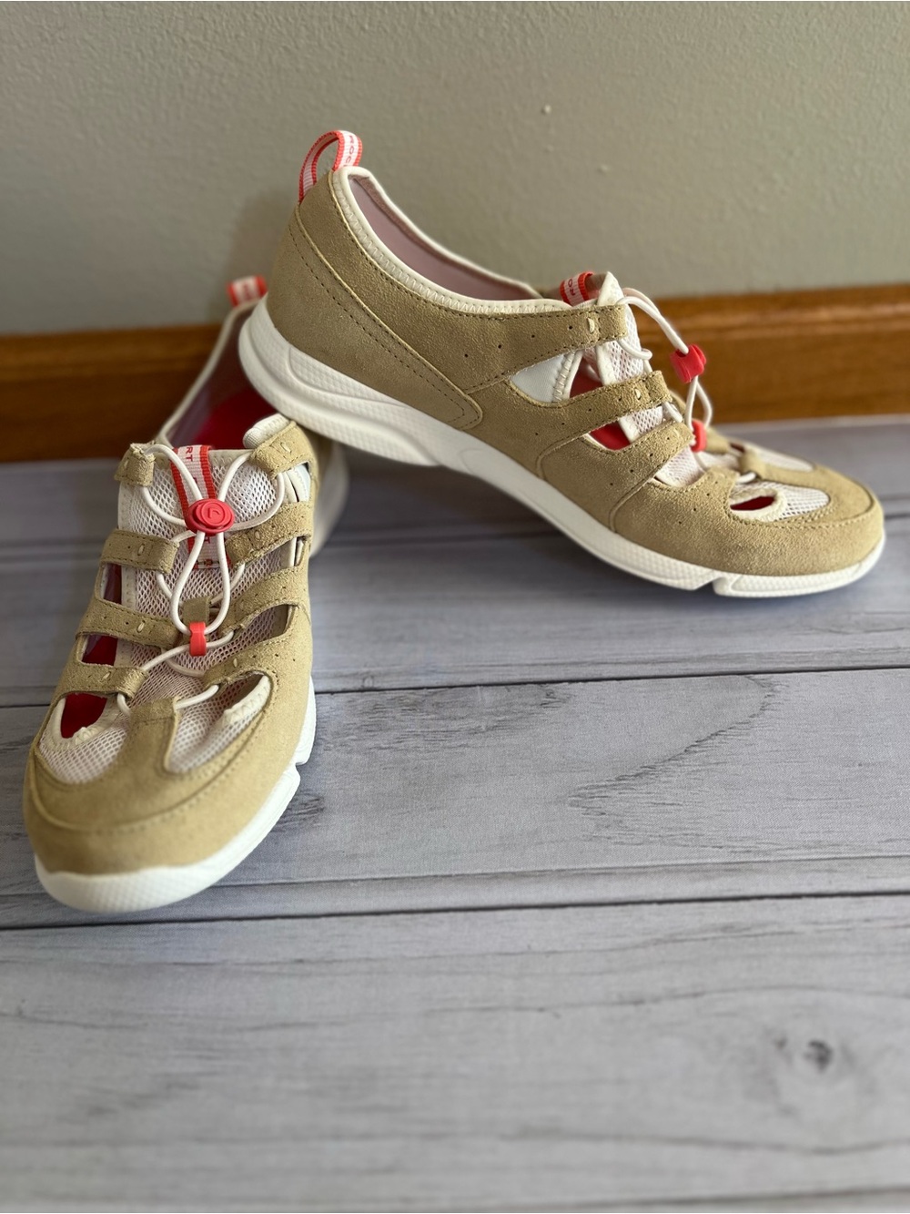 New women’s Rockport beige mesh slip on suede walking mesh loafer shoe. Size 9